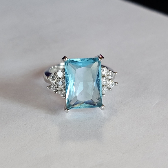 Unknown Jewelry - Beautiful 6 Carat Blue & White Topaz Ring Size !